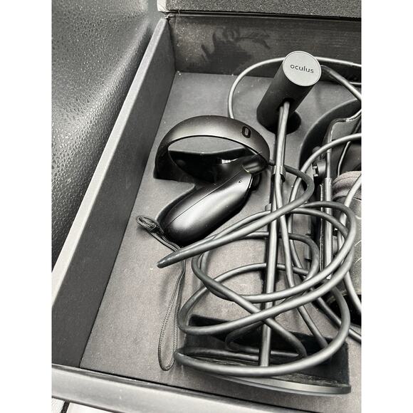 Oculus Rift CV1 Headset With 2 Base Stations And Controllers + Cable (Full Set) - Picture 8 of 16